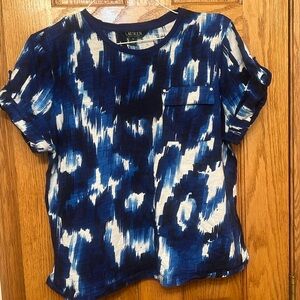 Short sleeve top mixed with blues and white